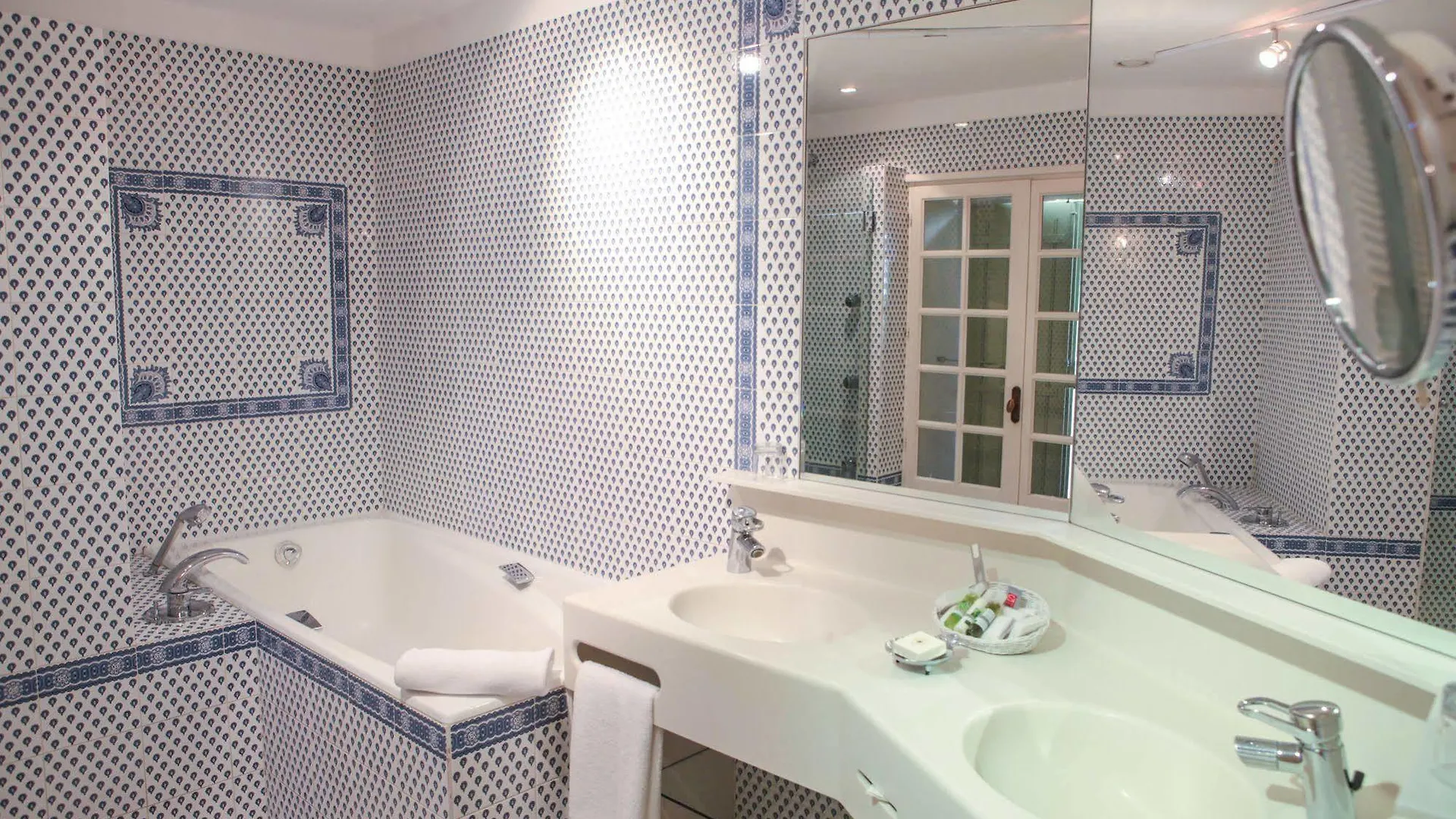 **** Hotel Auberge De Noves Domaine Du Deves France